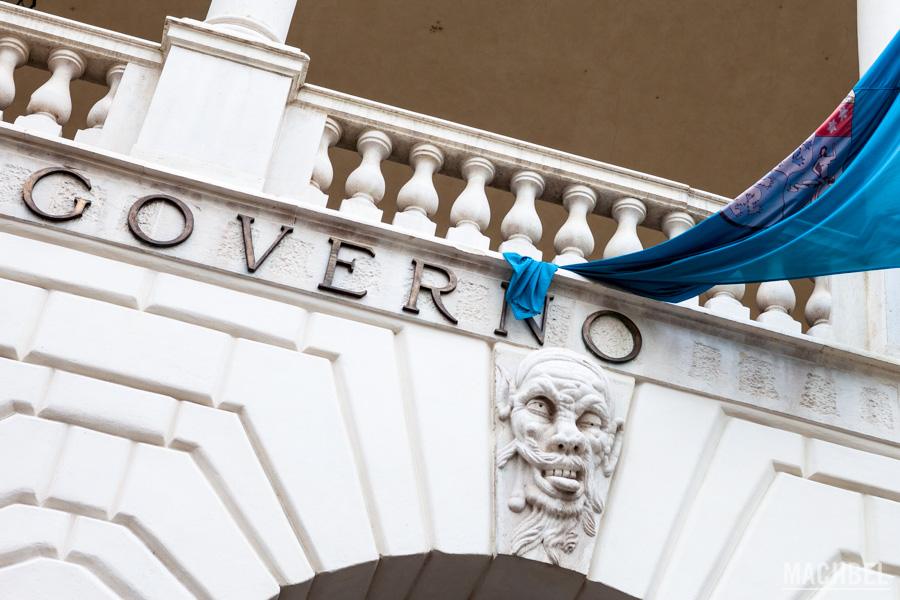 Estatua caricarituresca de la fachada del Palazzo