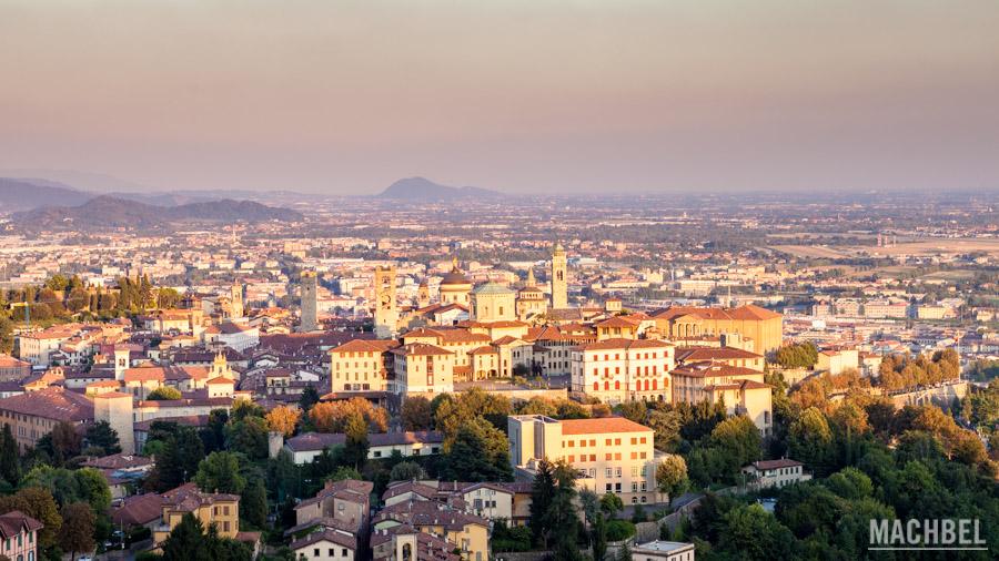 Vista general de Bérgamo al atardecer Italia Lombardia