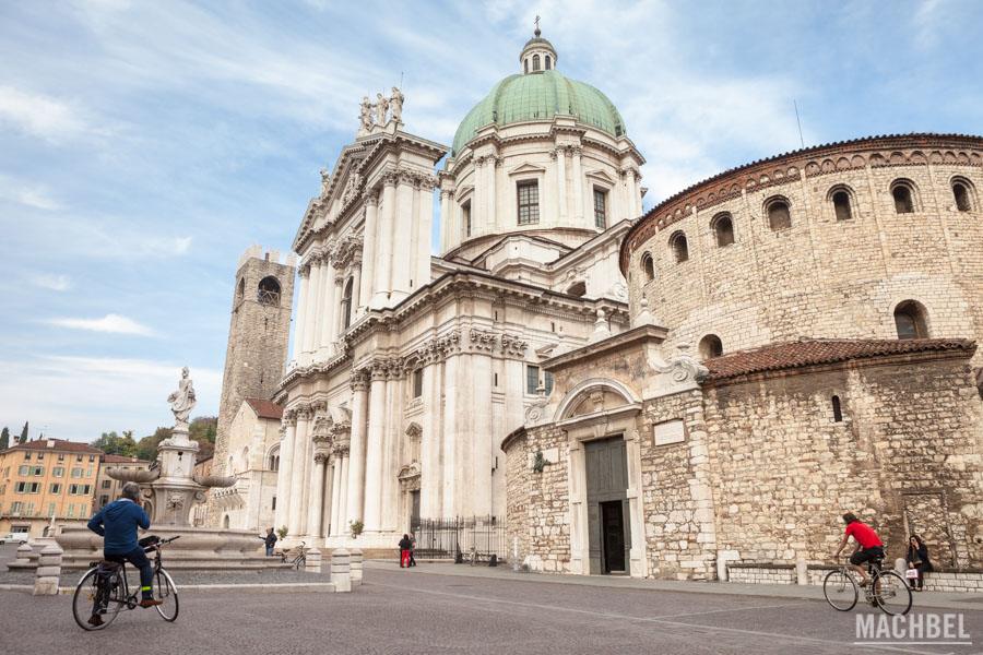 Catedral nueva y vieja de la ciudad con ciclistas
