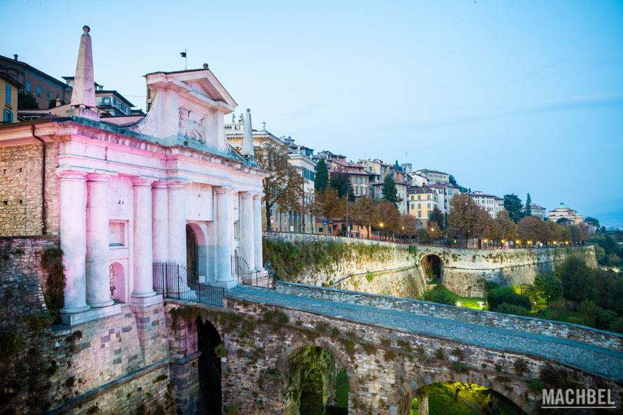 Muralla de Bérgamo y puerta de San Alessandro al atardecer