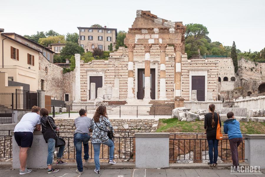 gente visitando el foro romano