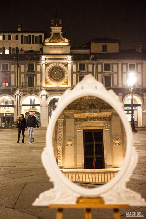 Espejo en la plaza de Brescia