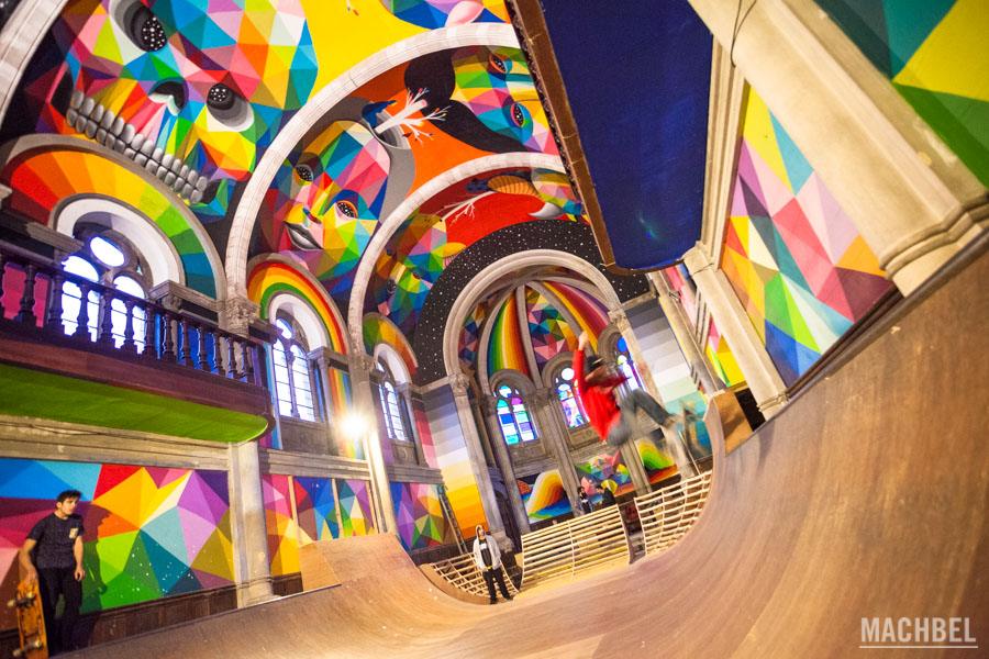 Skaters practicando skateboarding en el interior de una iglesia