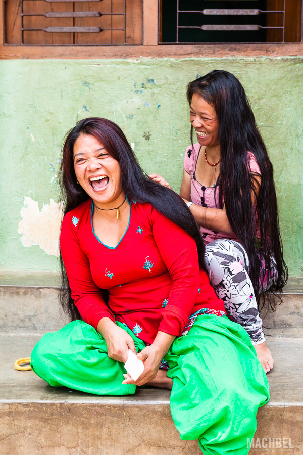 Nepalís riéndose