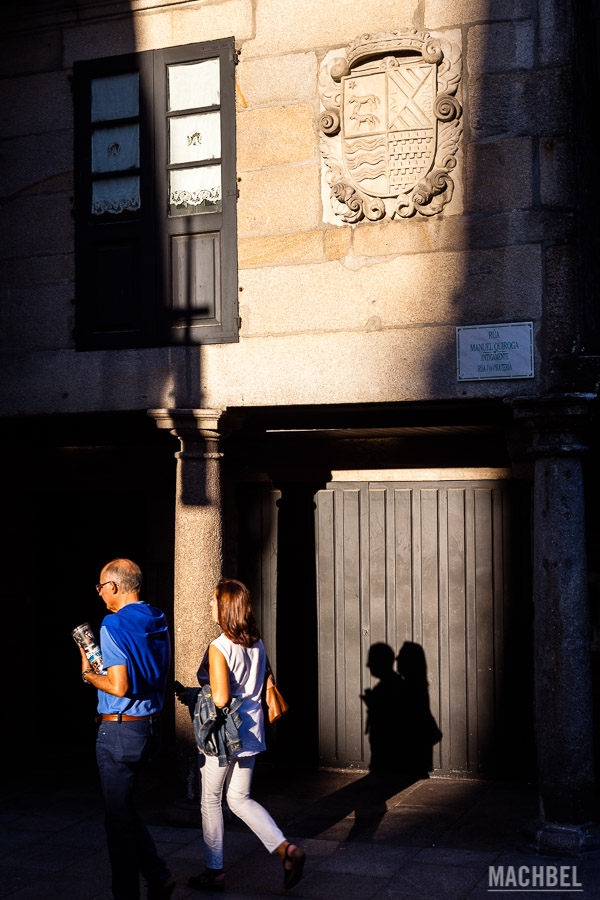 Escudo familiar en la antigua rúa da pratería