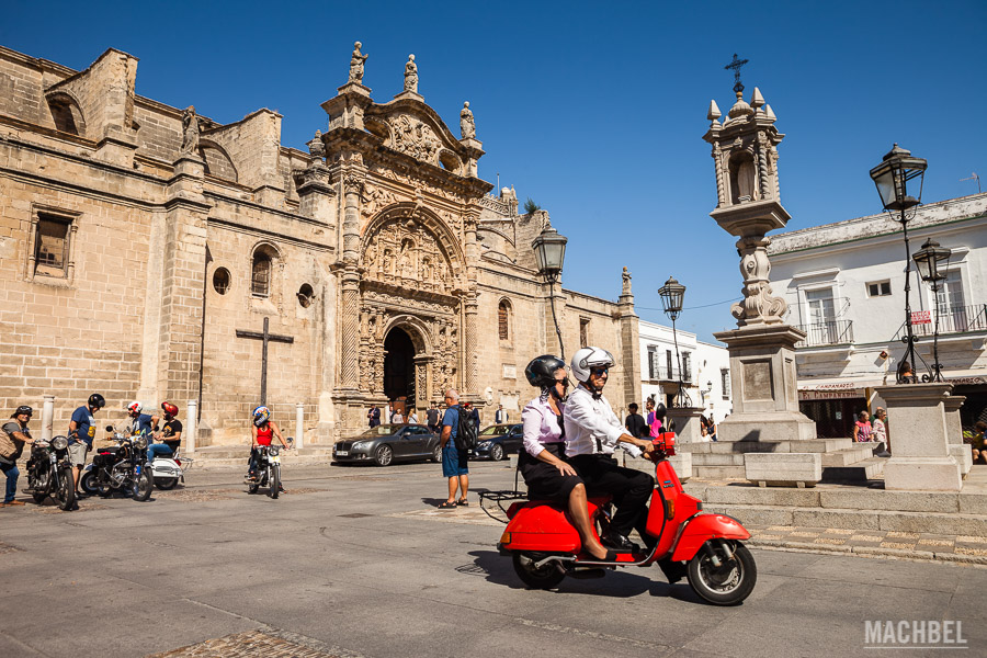 Plaza de España y Basilica Nuestra Señora De Los Milagros