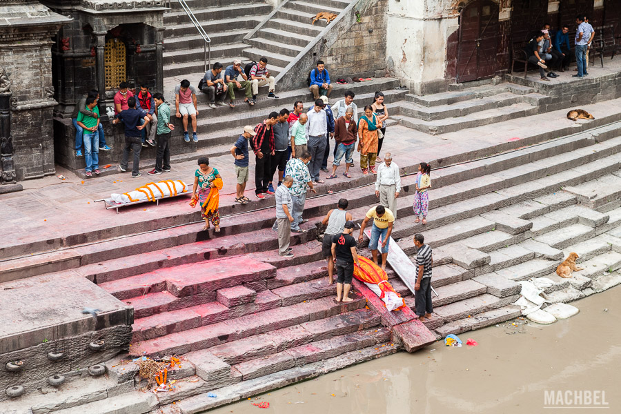Inicio de la cremación de cuerpos en el templo hinduista de Pashupatinath