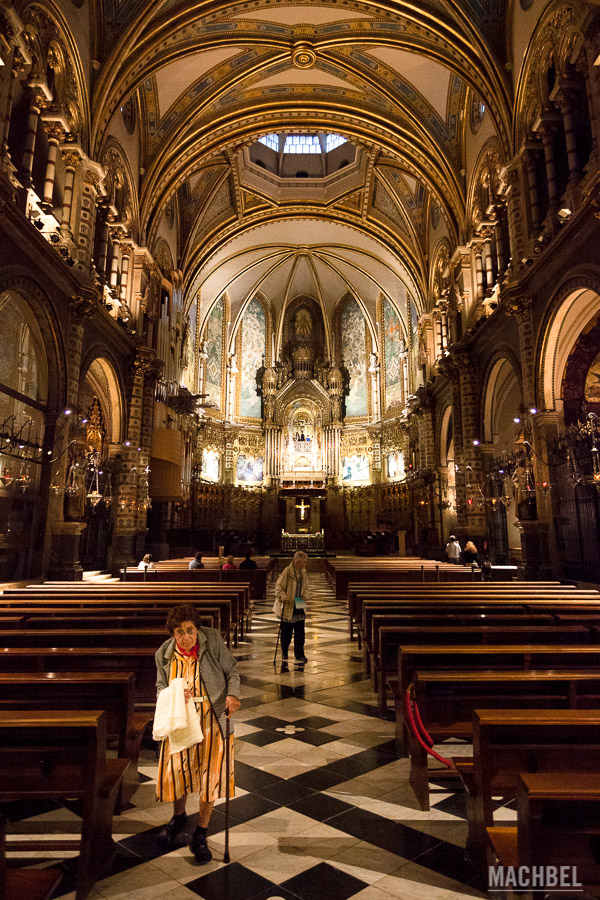 Interior de la Basílica de Monserrat