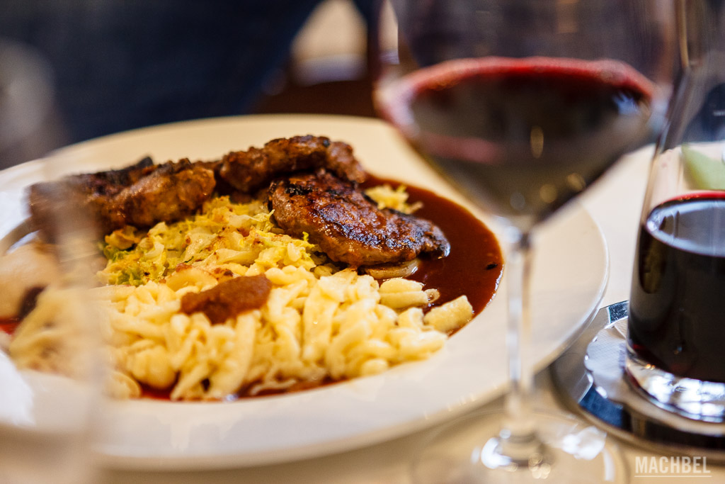 Comida alemana regada con buen vino