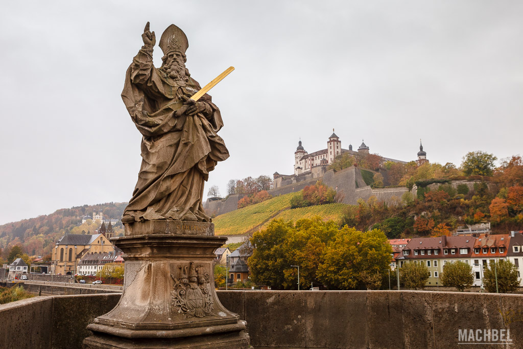 Estatua de un santo con el castillo de Würzburg al fondo