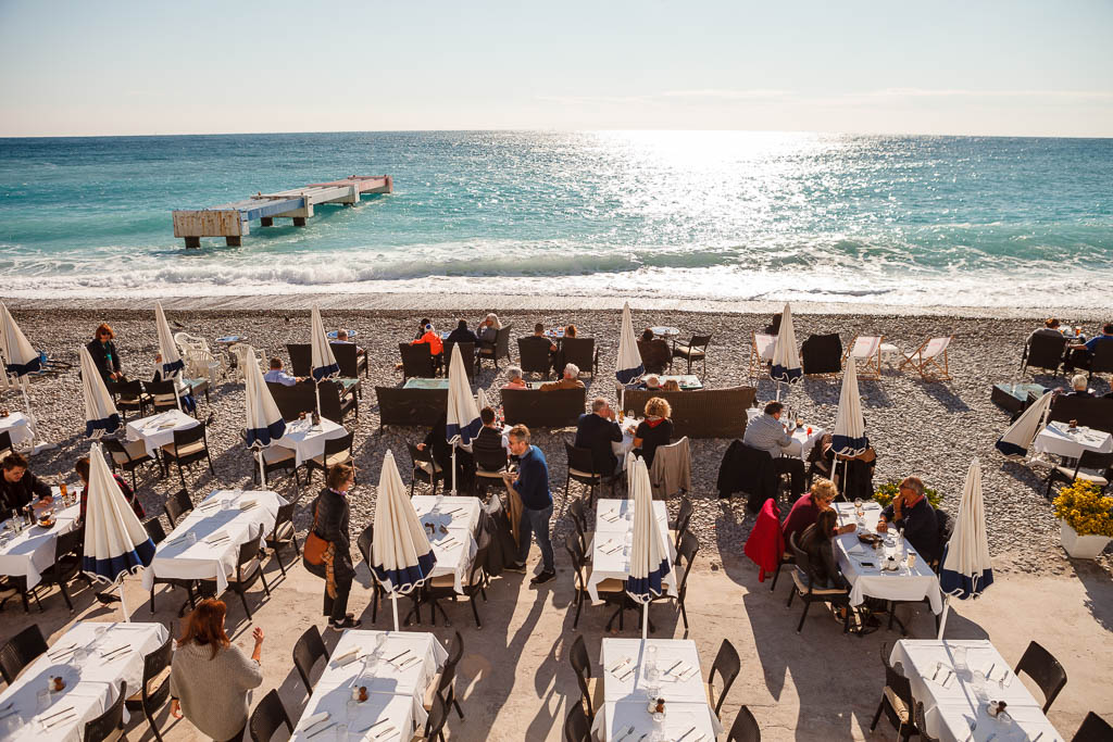 Restaurante en la playa de Niza