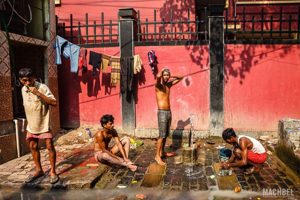 Aseándose en las calles de Calcuta