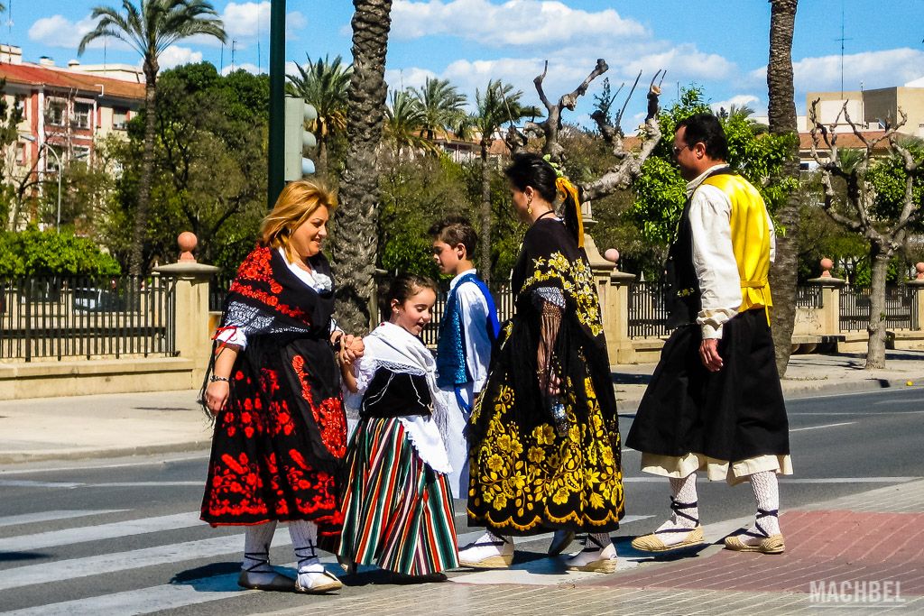 Camino del Bando de la Huerta con el vestido tradicional