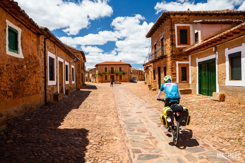 Peregrino en bicicleta en Castrillo de Polvazares