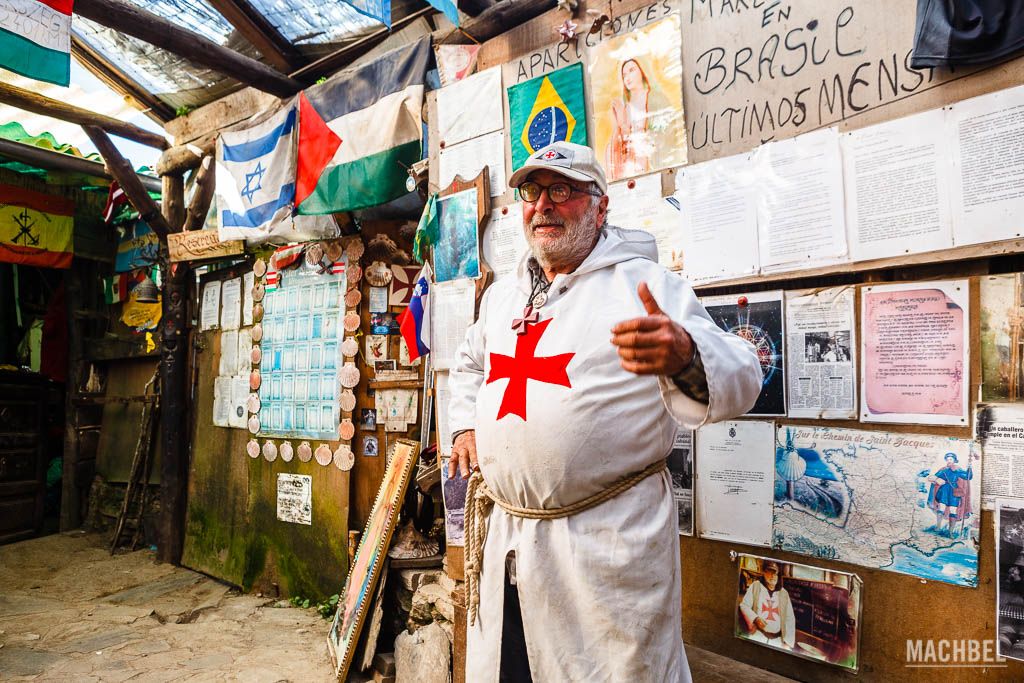 Un hospitalario templario dando apoyo en el camino