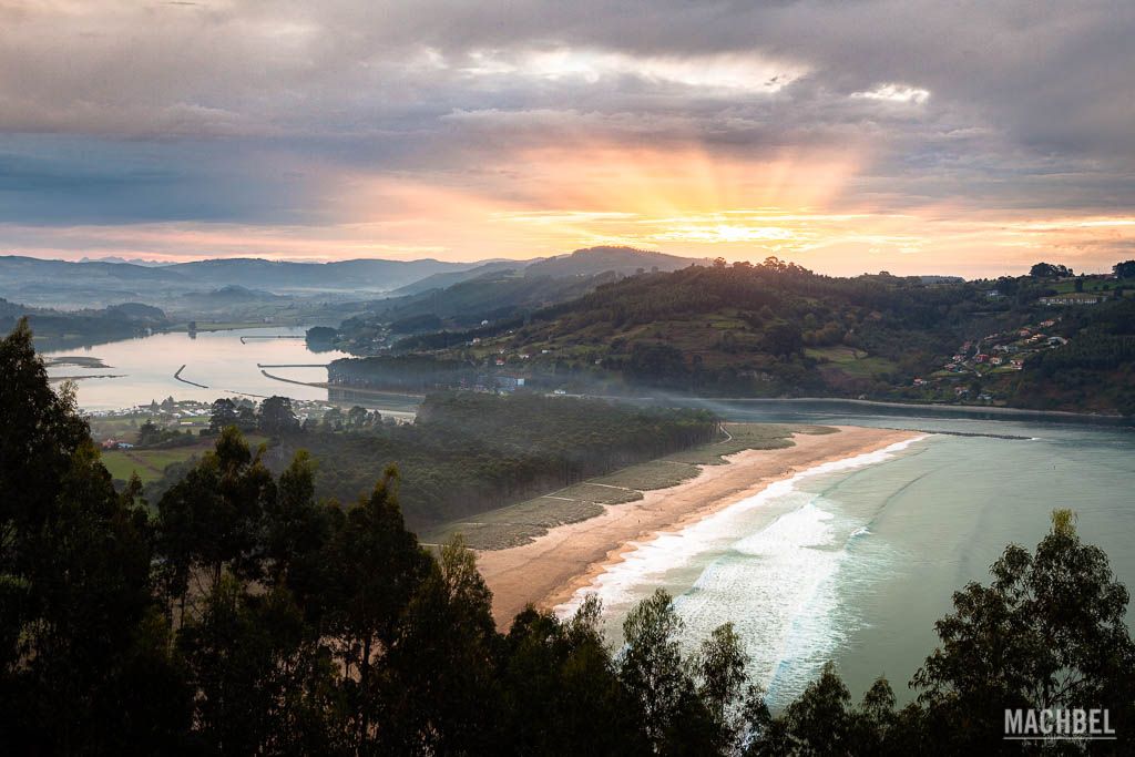 Playa de Rodiles al atardecer