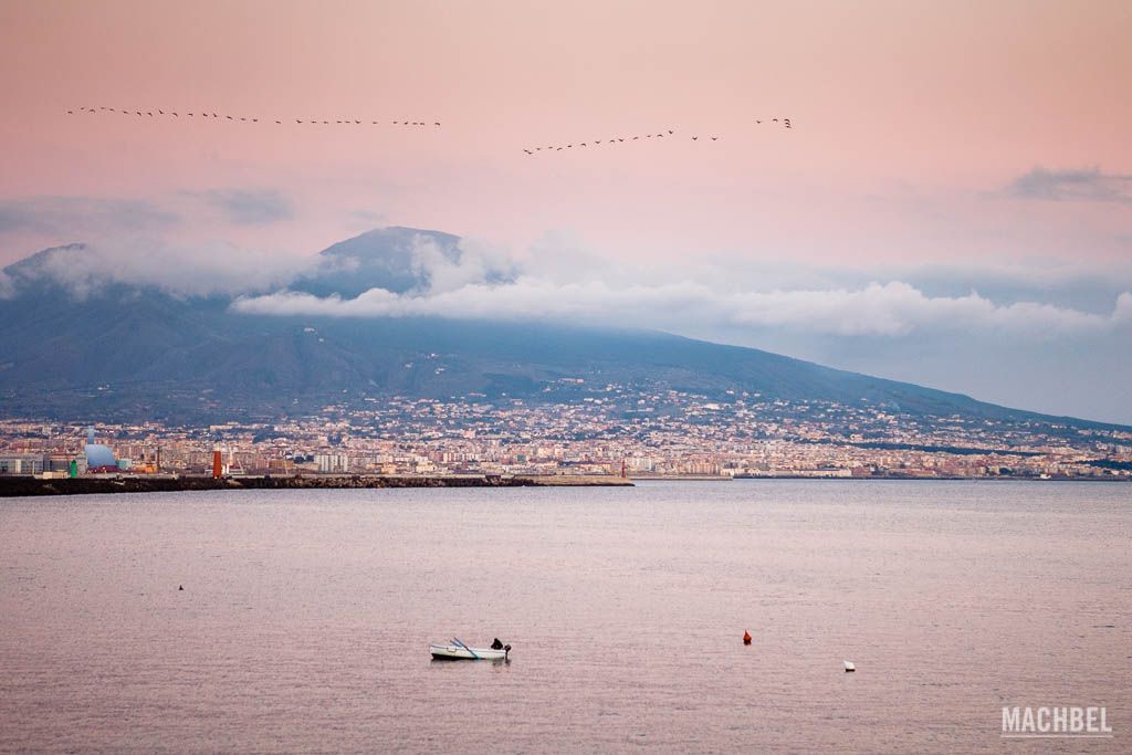 Bahía de Nápoles con el Vesubio al fondo