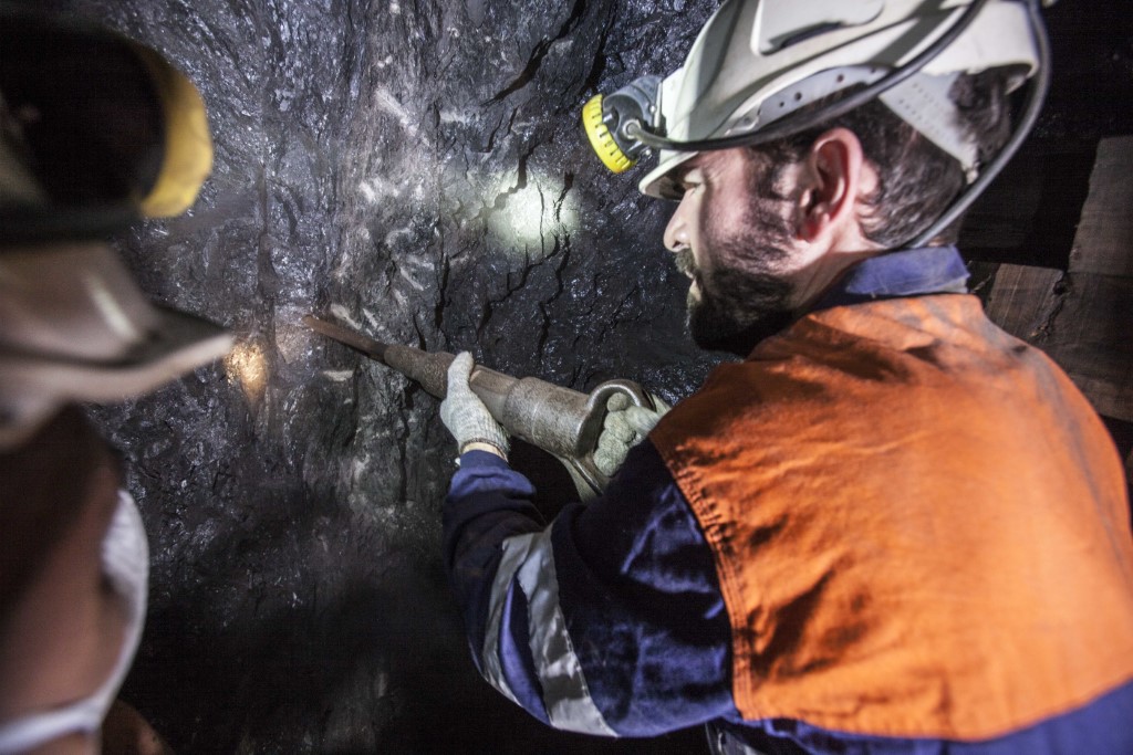 Picando carbón en Pozo Sotón como un auténtico minero