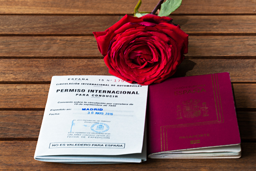 Permiso internacional de conducir y pasaporte