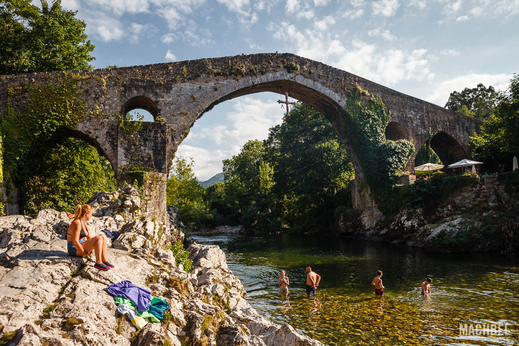 Puente romano de Cangas de Onís en verano