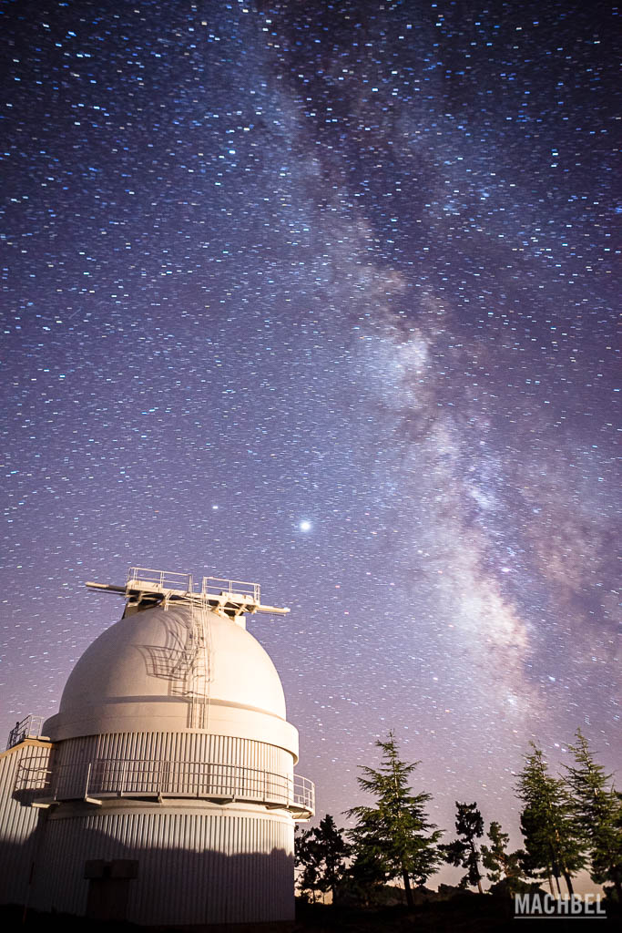 Vía Láctea sobre el observatorio de Calar Alto