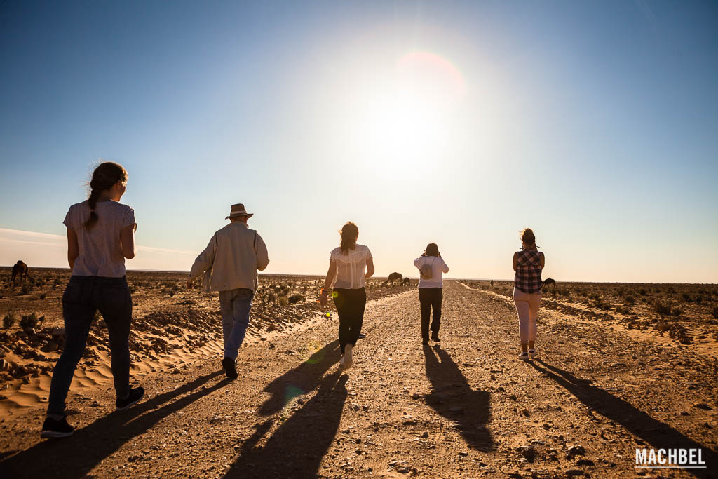 Bloggers caminando por el desierto