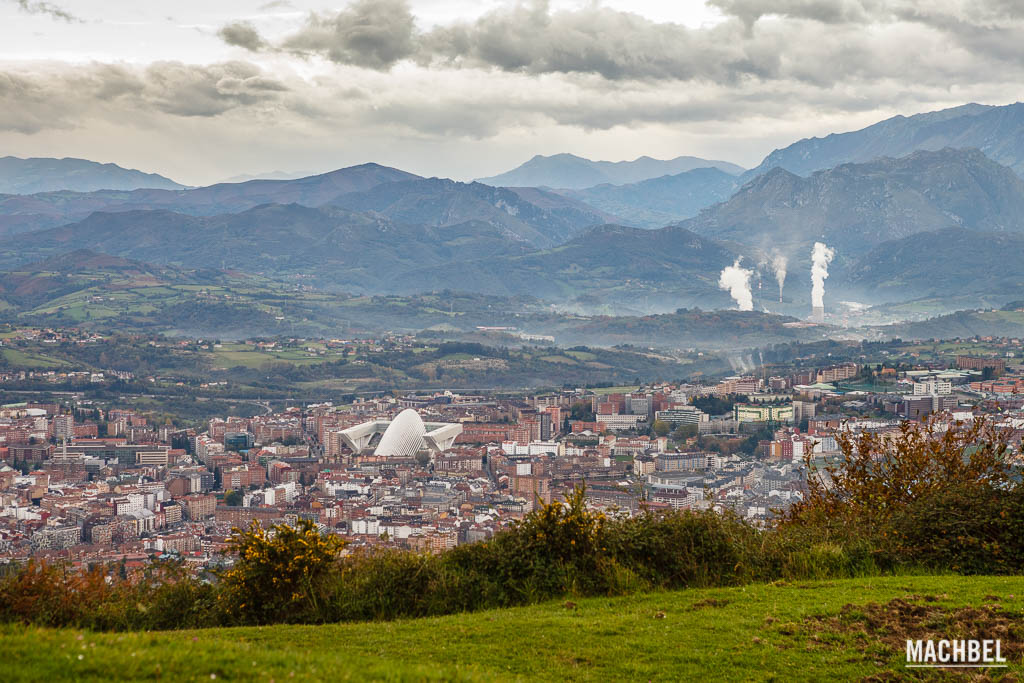 Vista de Oviedo y la sierra del Aramo desde el Naranco