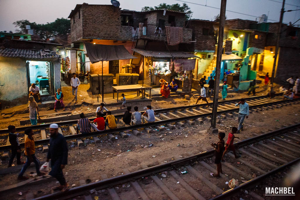 Chabolas al margen del tren en Delhi