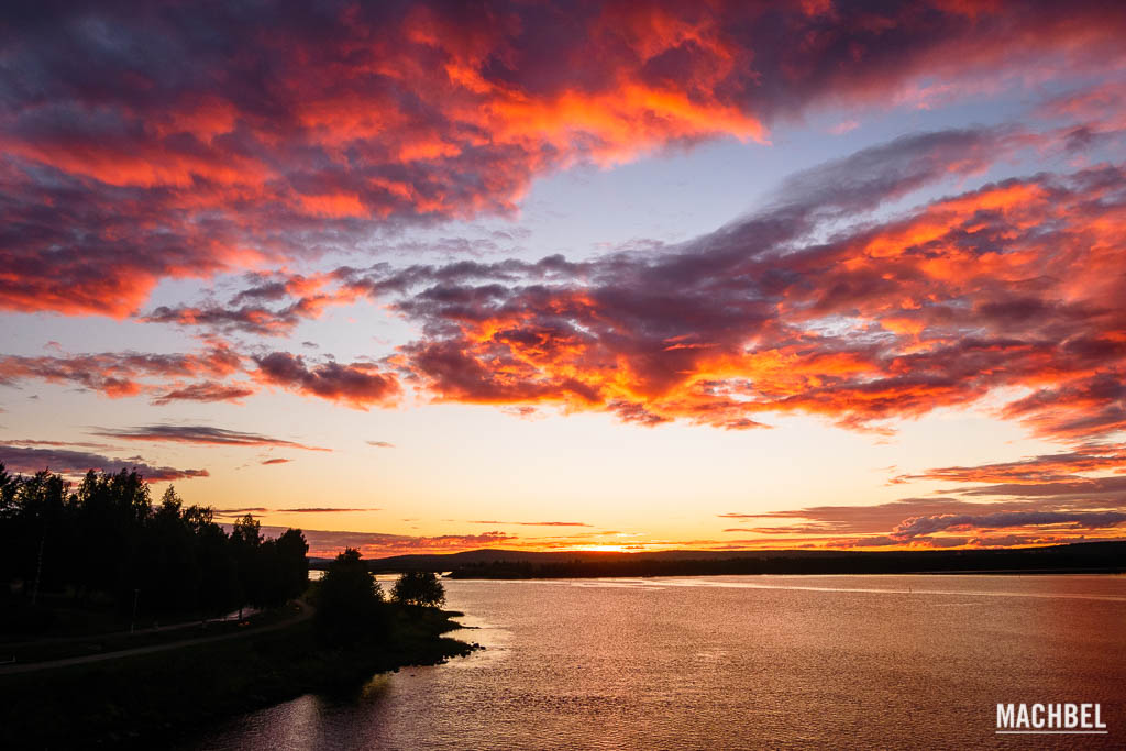 Atardecer sobre el río de Rovaniemi