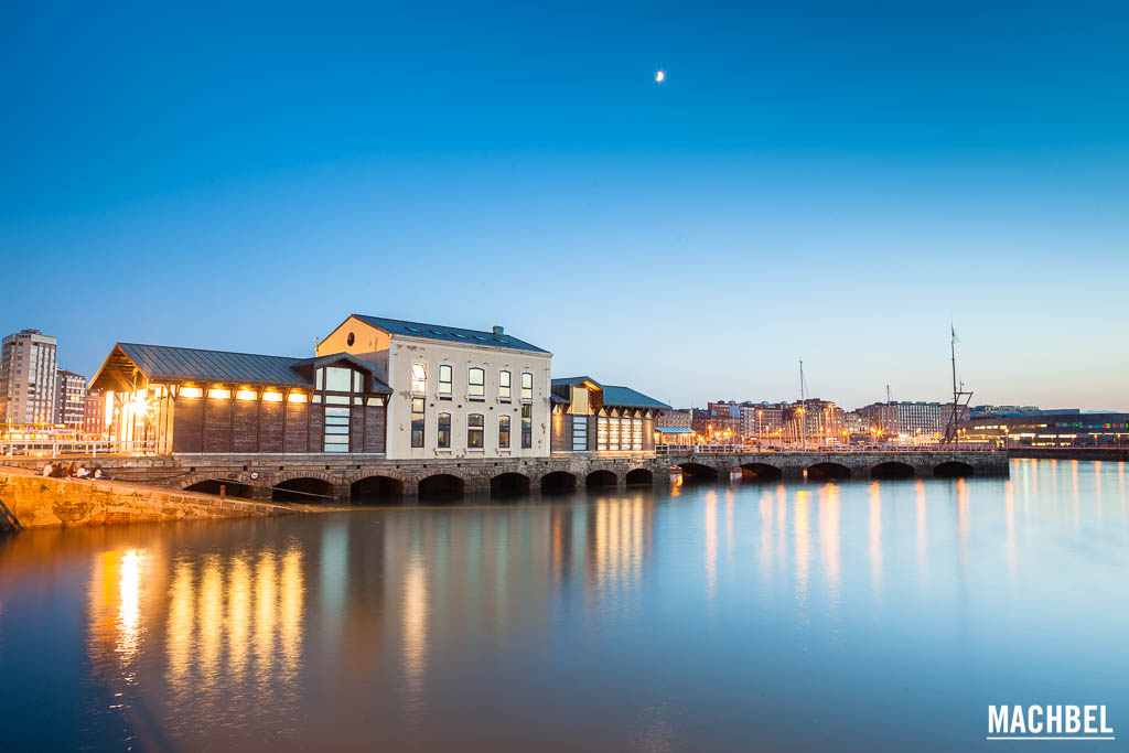 Antigua lonja y puerto deportivo con la luna iluminando el mar