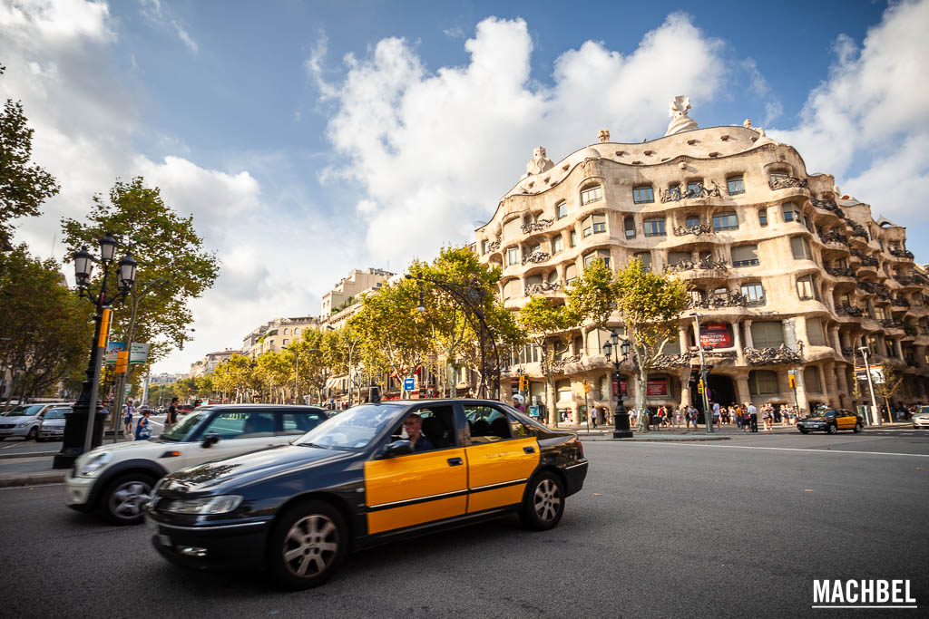Casa Milá o La Pedreda, edificio diseñador por Antoni Gaudí, Barcelona, Cataluña, España