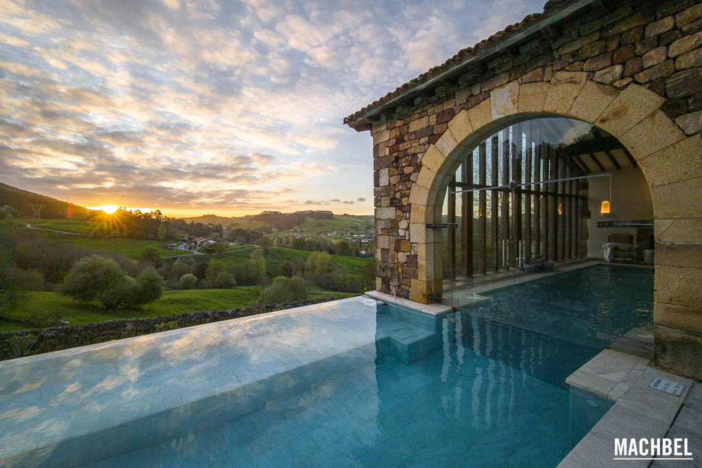 Piscina infinita y zona de ocio