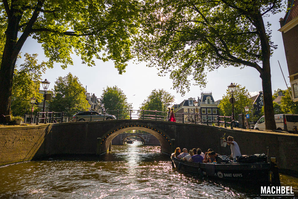 Un canal en verano