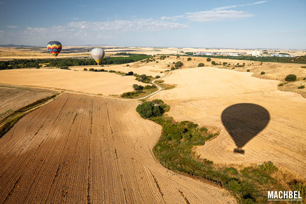 Paisaje de castilla con globos