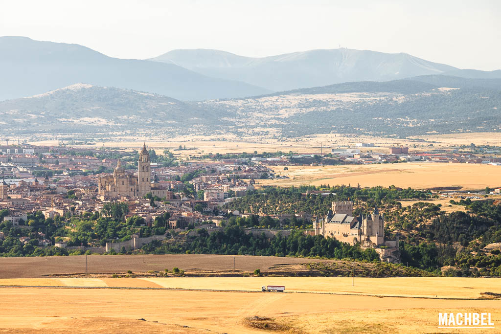 Segovia con la catedral y el alcázar desde el globo