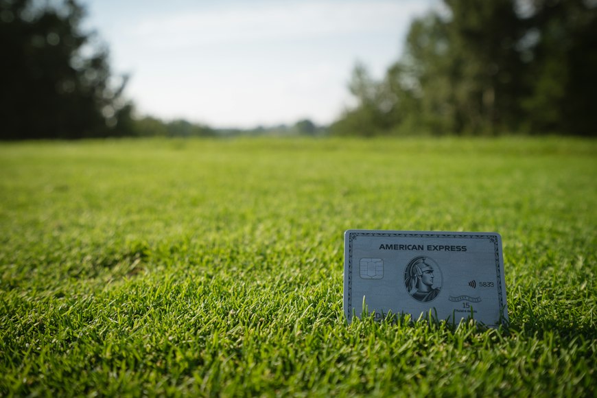 Tarjeta American Express Platinum sobre el césped