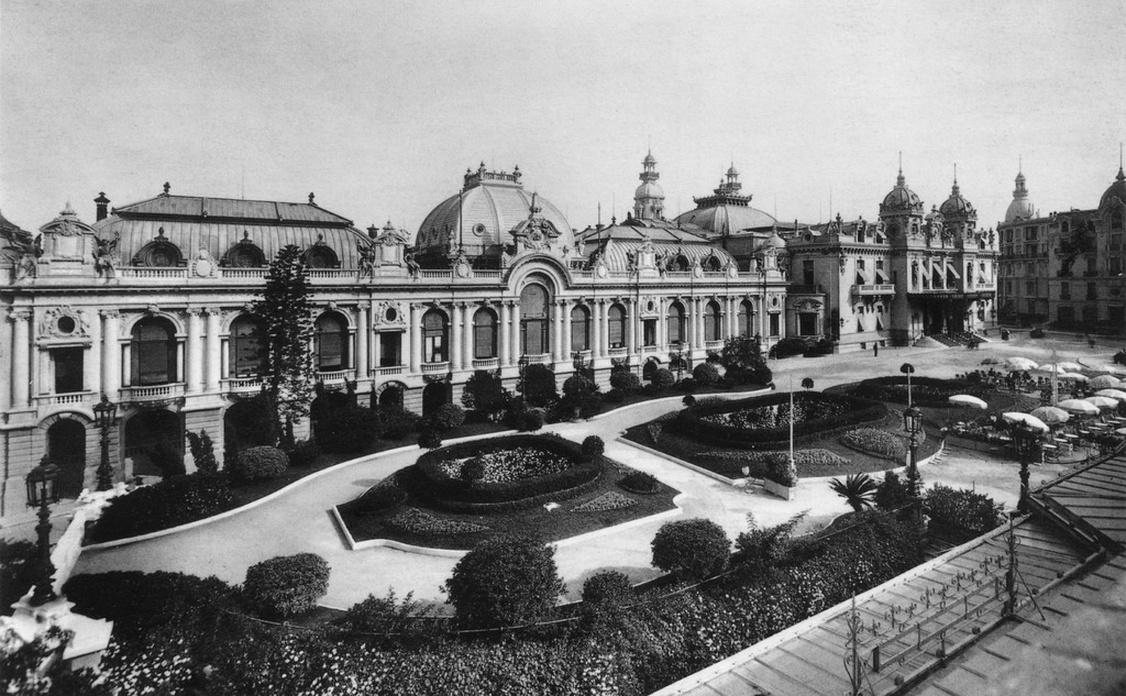 Fachada histórica del Casino de Montecarlo y sus jardines, en una fotografía antigua en blanco y negro