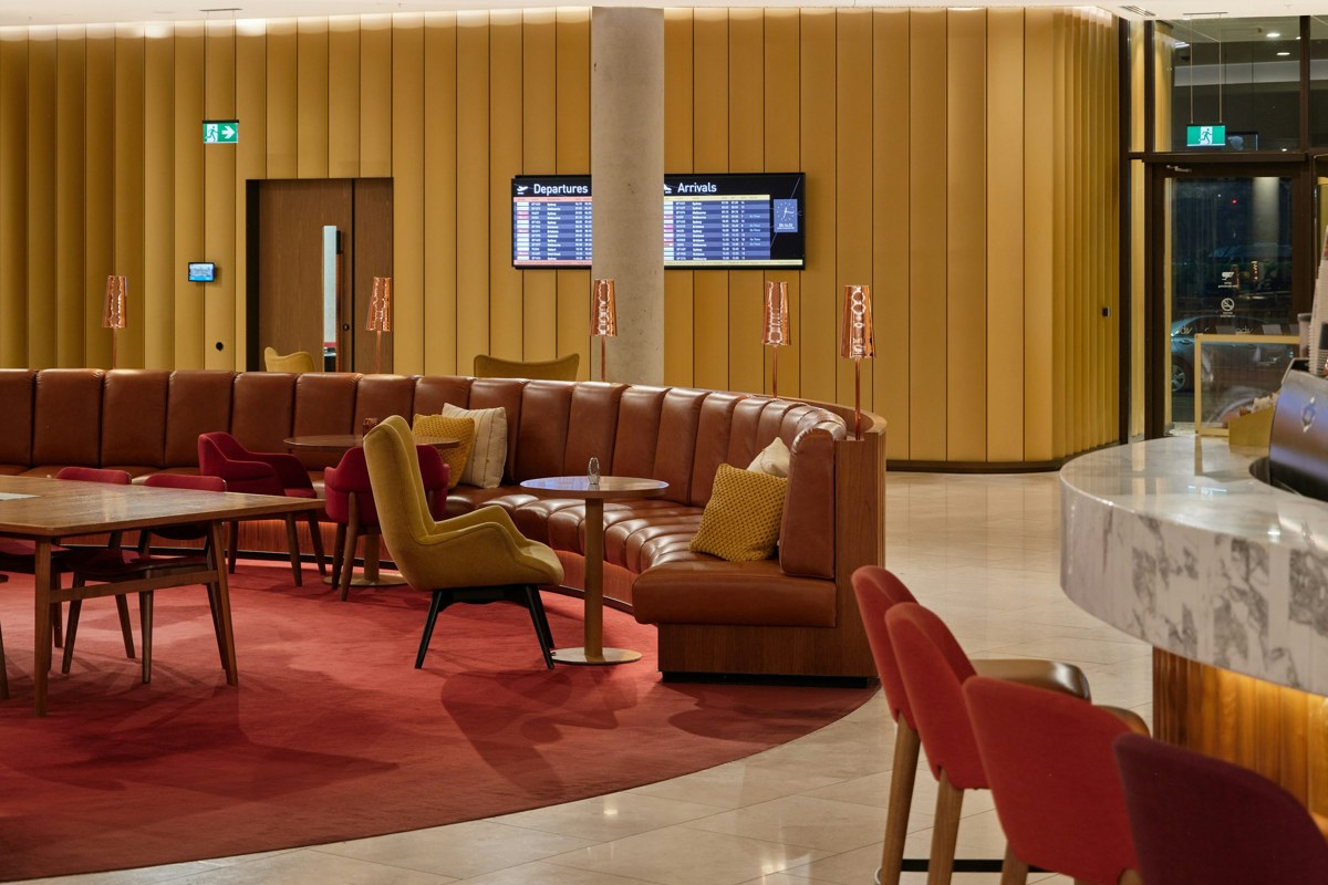 Interior de una sala de aeropuerto en Canberra con butacas y barra